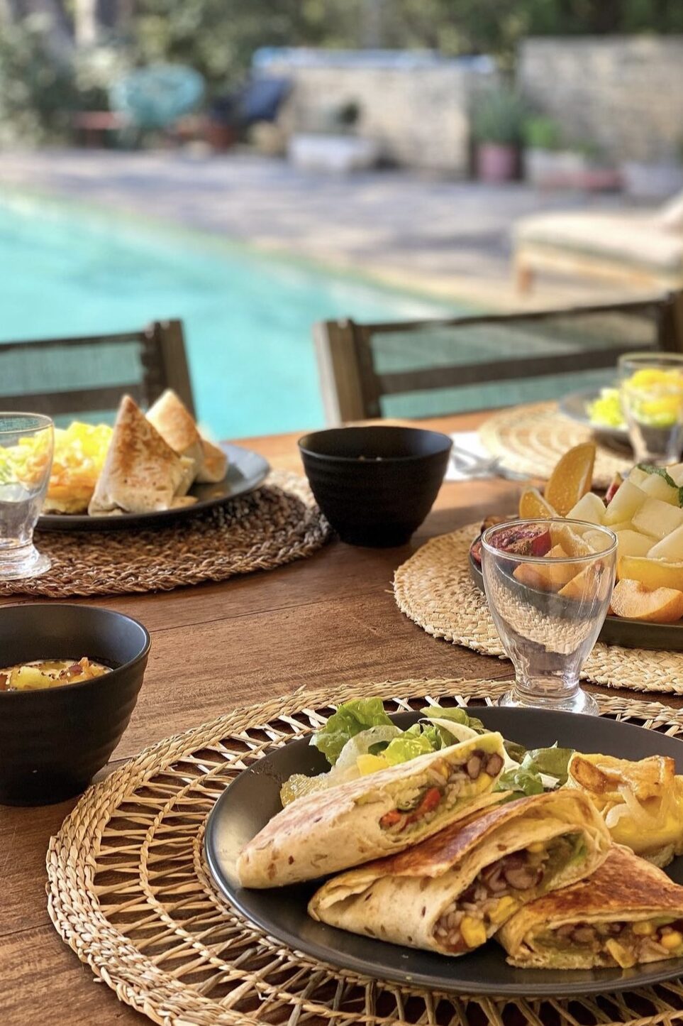 Repas sain et coloré servi au bord de la piscine lors d’une retraite de yoga en Provence avec Marie Fayard.