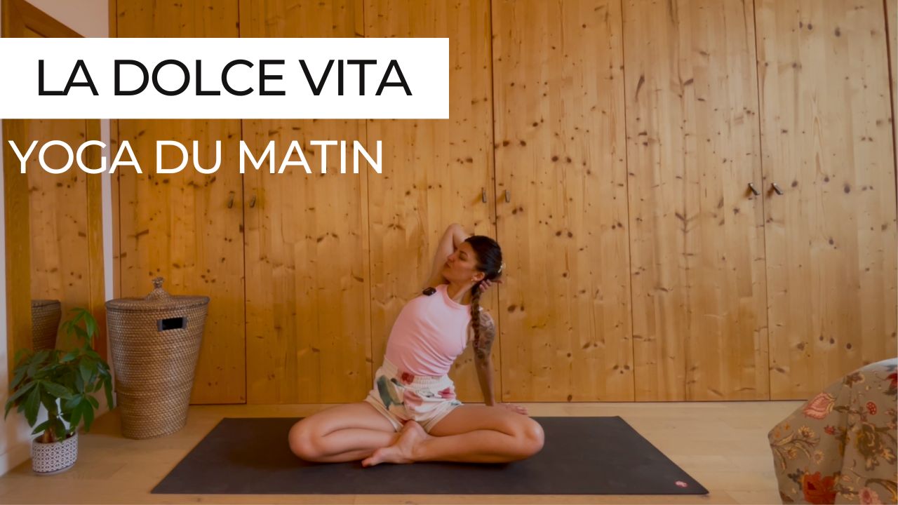 Marie sur son tapis de yoga au réveil lors d'une séance de yoga du matin intitulée "La Dolce Vita".