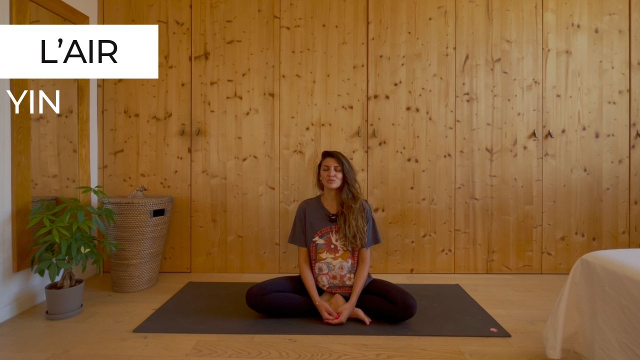 Marie en posture de tailleur lors d'une séance de Yin Yoga sur le thème de l'air.