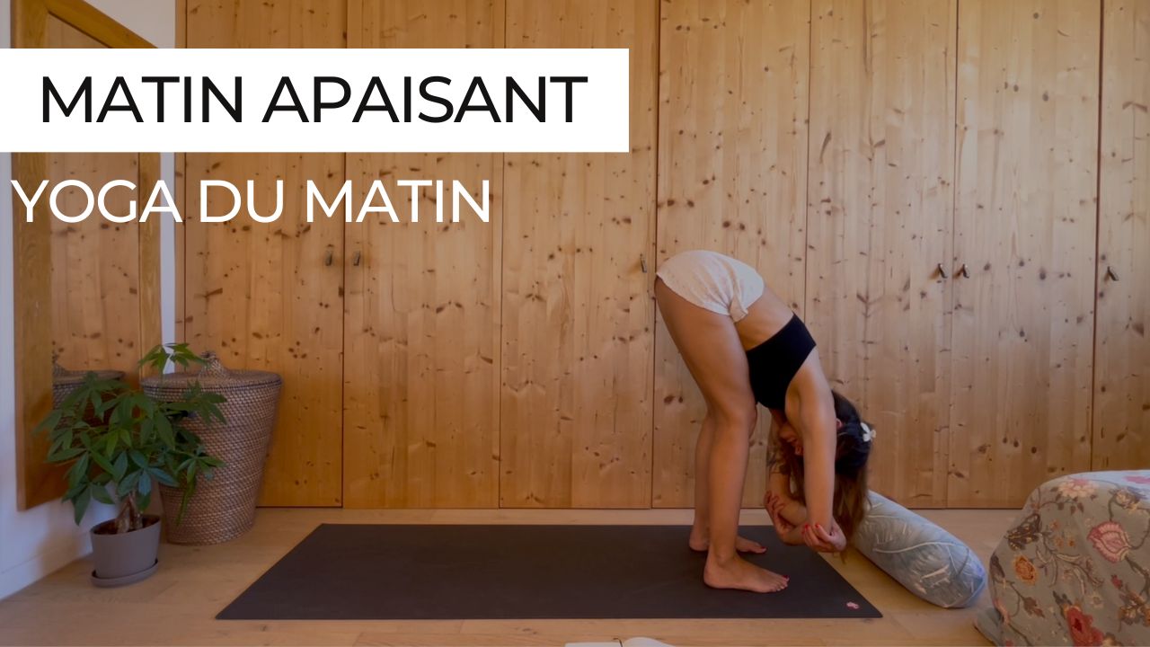 Femme en pince debout (Uttanasana) dans une ambiance calme et lumineuse, pratiquant une séance de yoga matinale apaisante.