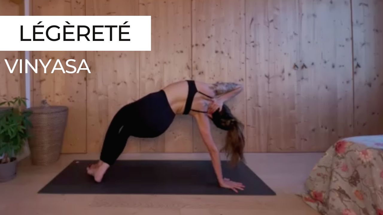 Professeur de yoga exécutant une planche latérale dans une séance de vinyasa sur le thème de la légèreté.