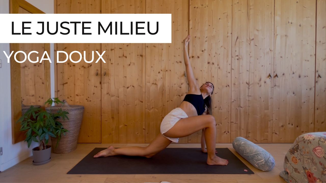 Femme en posture de fente basse avec une torsion, dans un environnement calme et lumineux, illustrant une pratique de yoga doux.