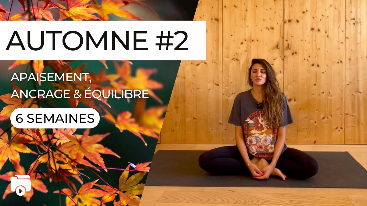 Marie en posture assise, illustrant le programme de yoga en ligne pour l'automne.