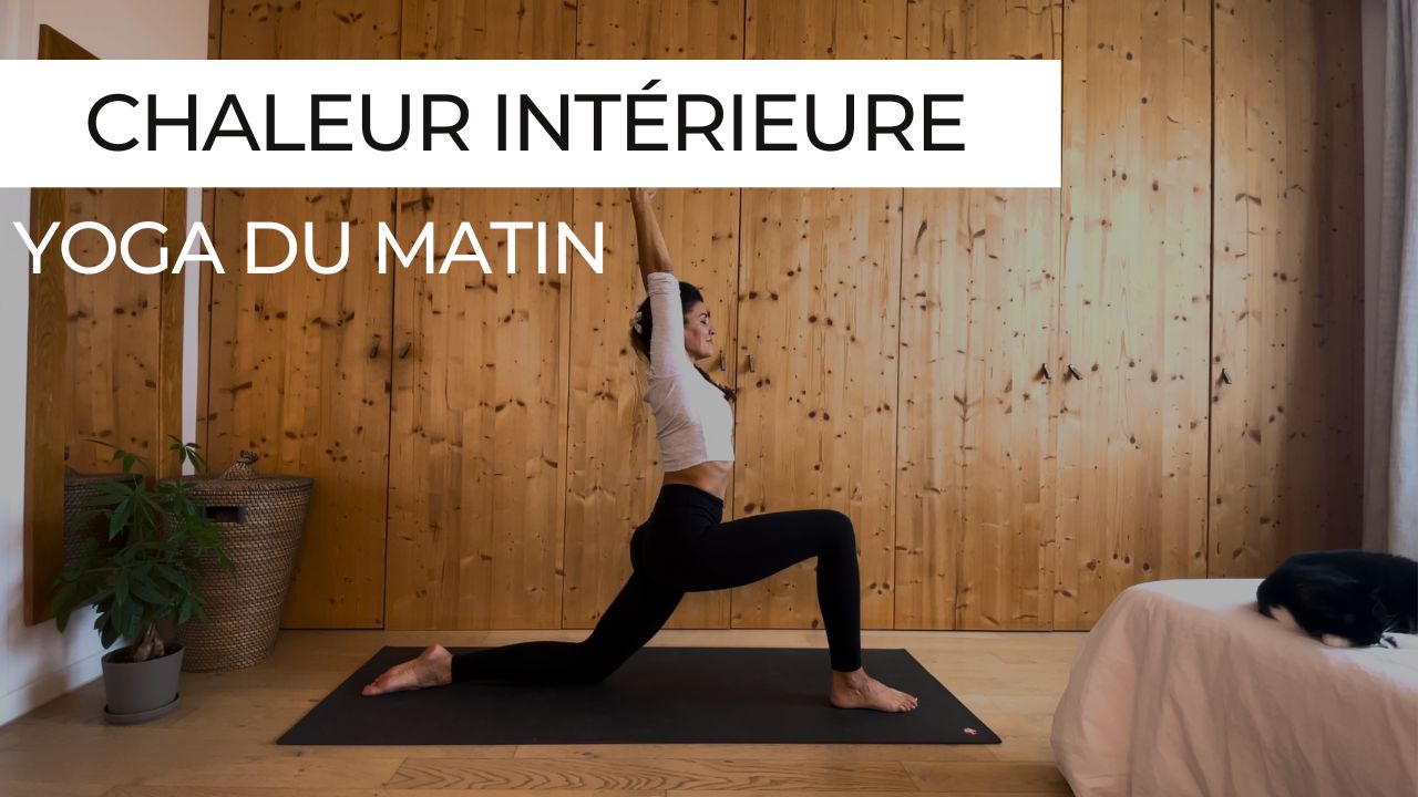 Posture de fente lors d'une séance de yoga du matin pour cultiver la chaleur intérieure.