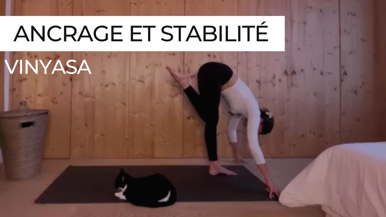 Marie en posture de pince debout lors d'une séance de vinyasa yoga axée sur l'ancrage et la stabilité.