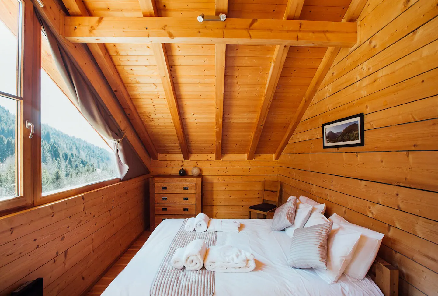 Vue d'une chambre du chalet illustrant l’espace de repos pour la page de retraite yoga.