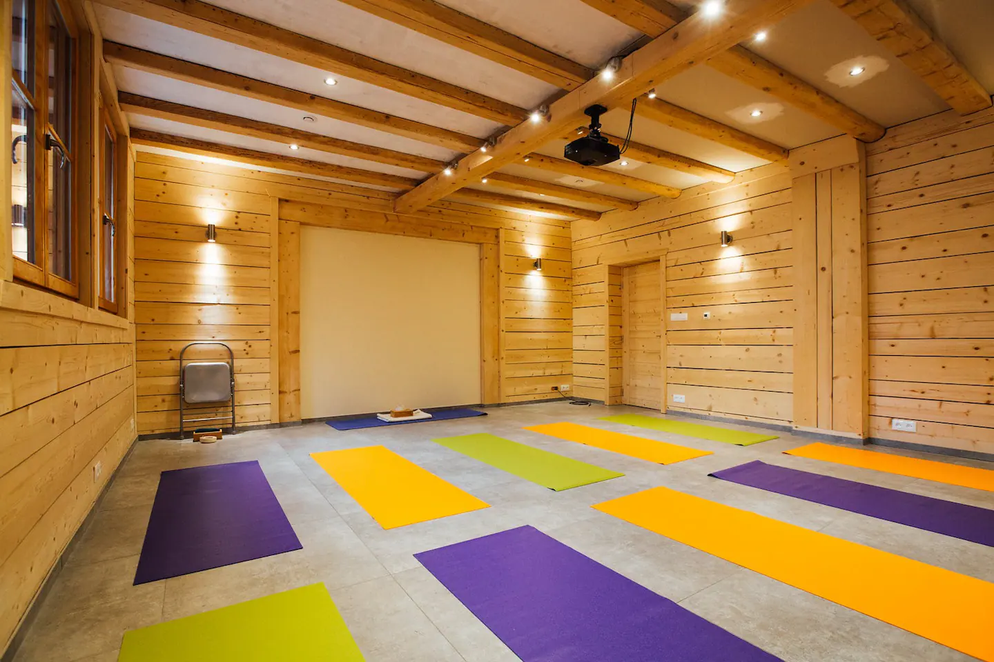 Vue de la salle de yoga illustrant l’espace de pratique pour la page de retraite yoga.