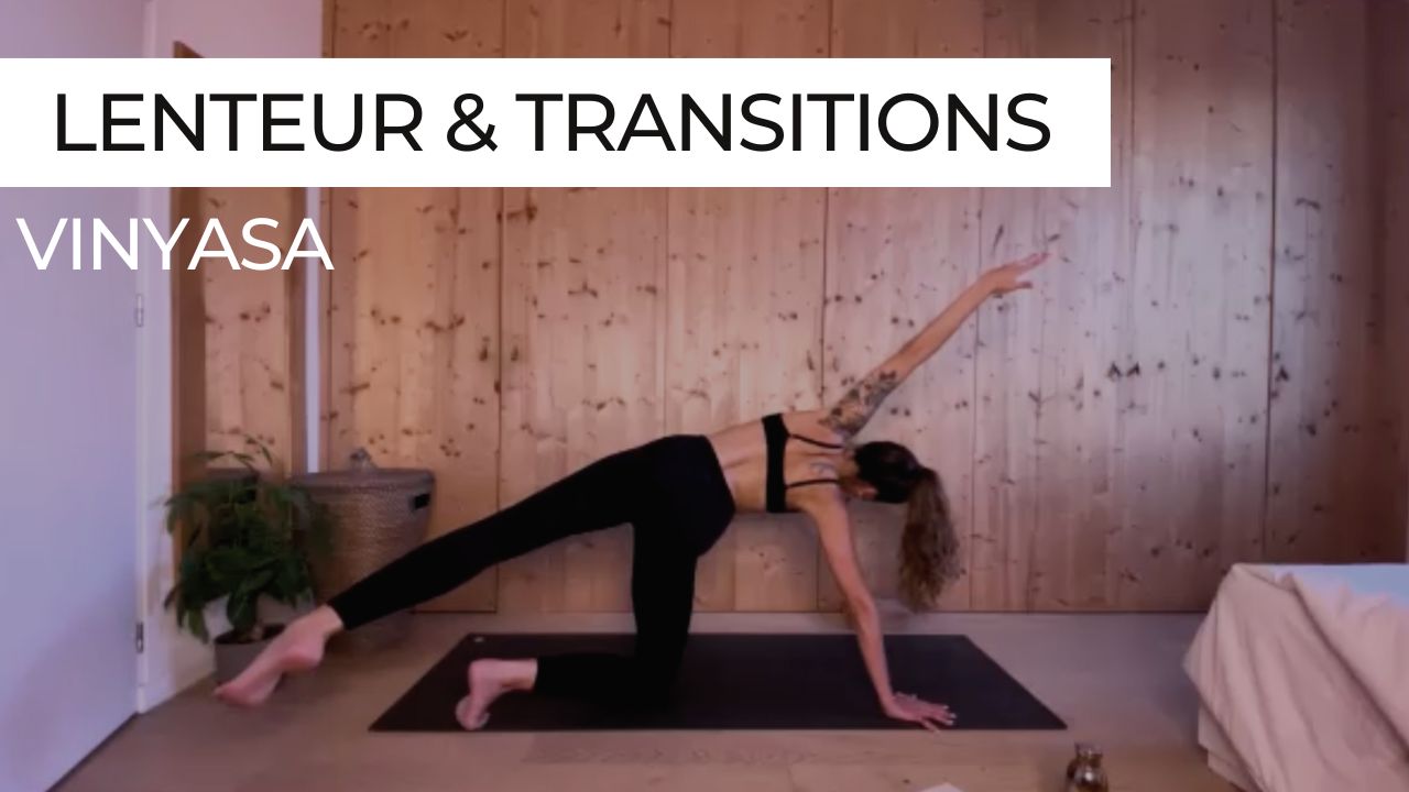 Marie en posture de planche latérale lors d'une séance de vinyasa intitulée "Transition en lenteur".