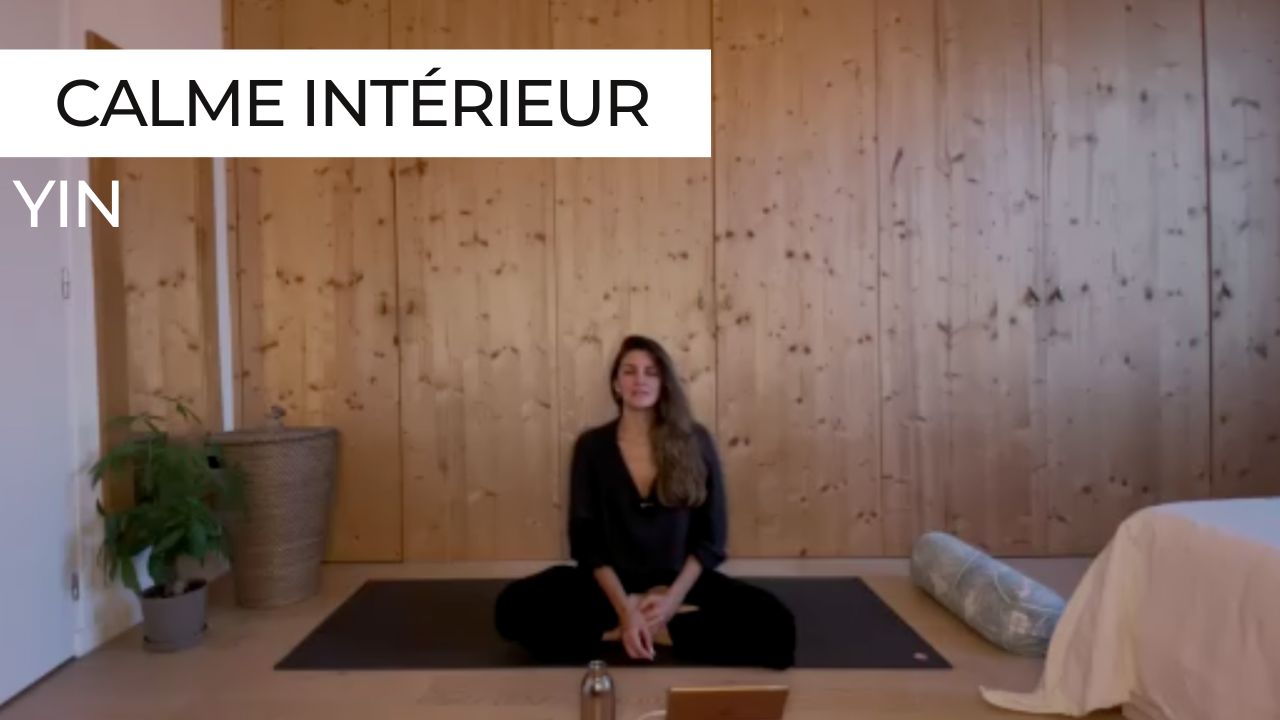 Marie en posture de tailleur lors d'une séance de Yin Yoga intitulée "Calme intérieur".