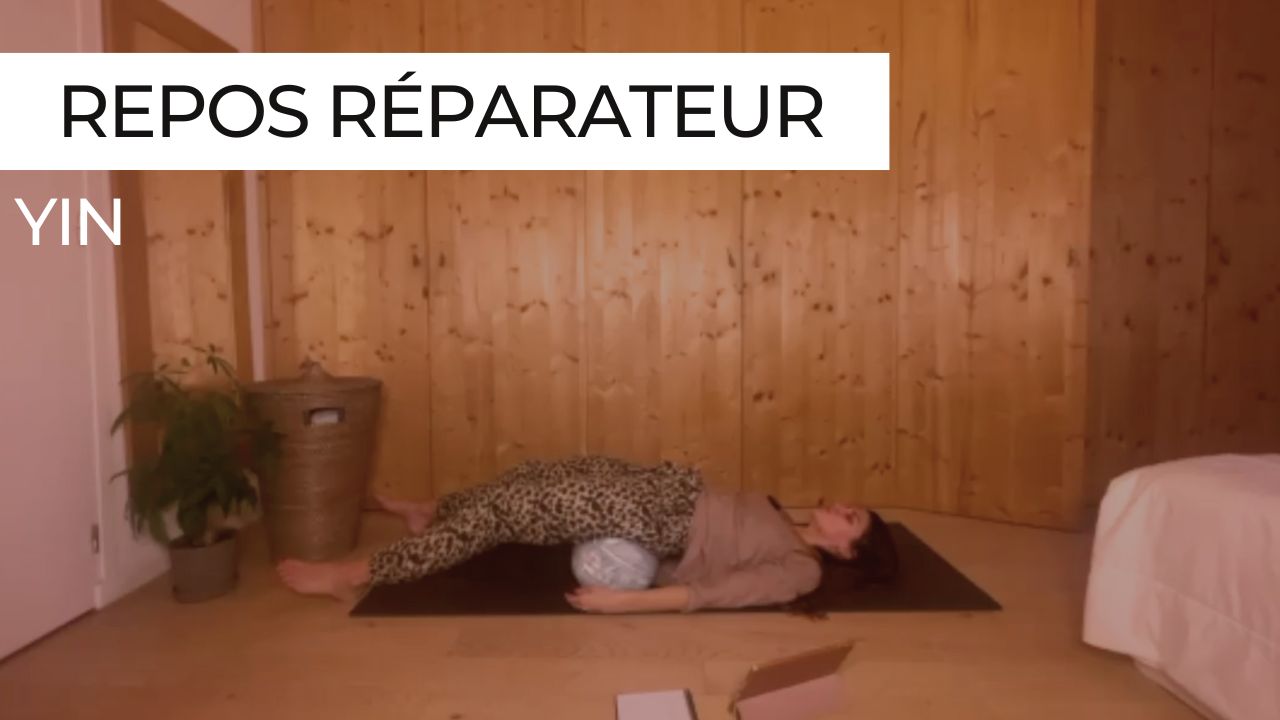 Marie en posture de pont suspendu lors d'une séance de Yin Yoga intitulée "Repos réparateur".