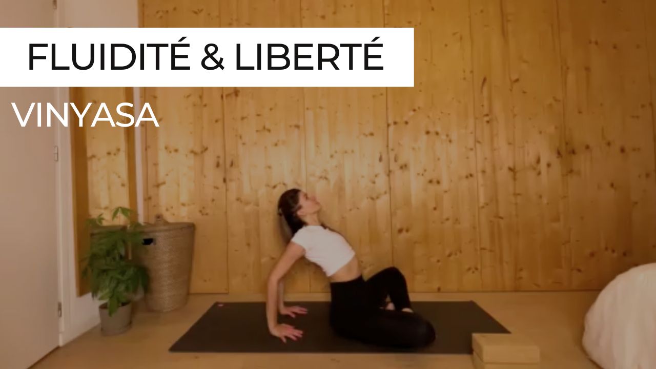 Marie en pleine pratique lors d’une séance de vinyasa intitulée "Fluidité et liberté".