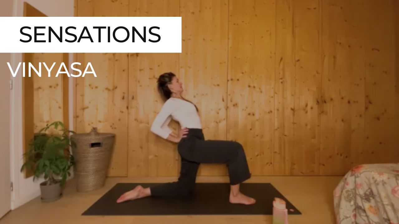 Marie en pleine pratique lors d'une séance de vinyasa intitulée "Sensations".