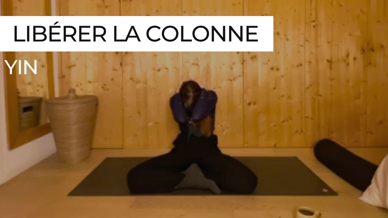 Marie en posture relaxante lors d’une séance de Yin Yoga intitulée "Libérer la colonne".