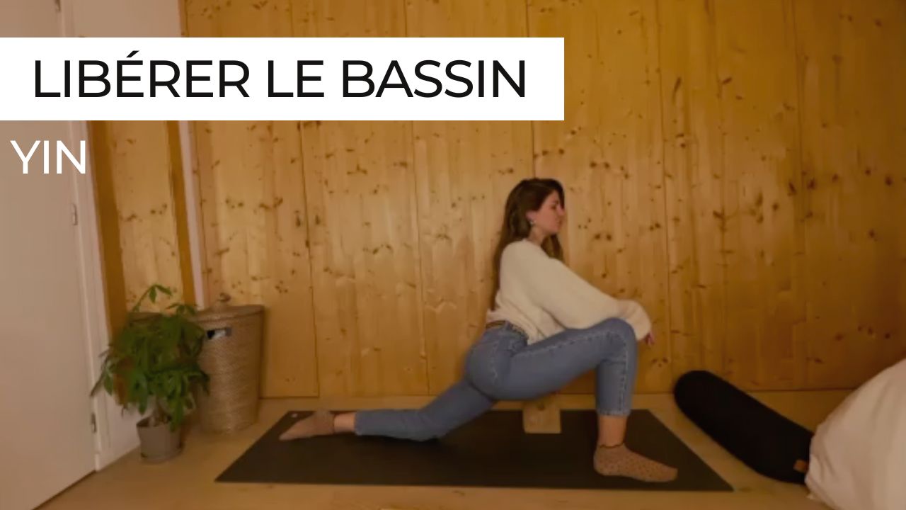 Marie en posture relaxante lors d’une séance de Yin Yoga intitulée "Libérer le bassin".