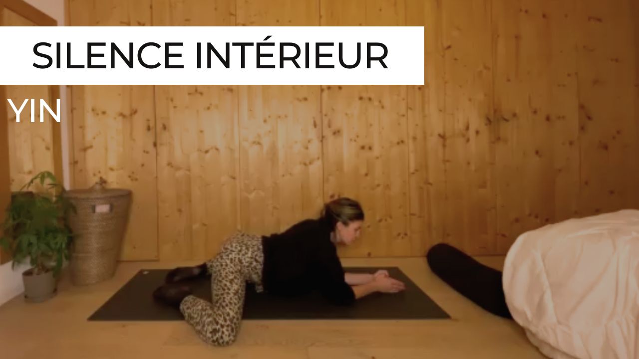 Marie en posture de la grenouille lors d'une séance de Yin Yoga intitulée "Silence intérieur".