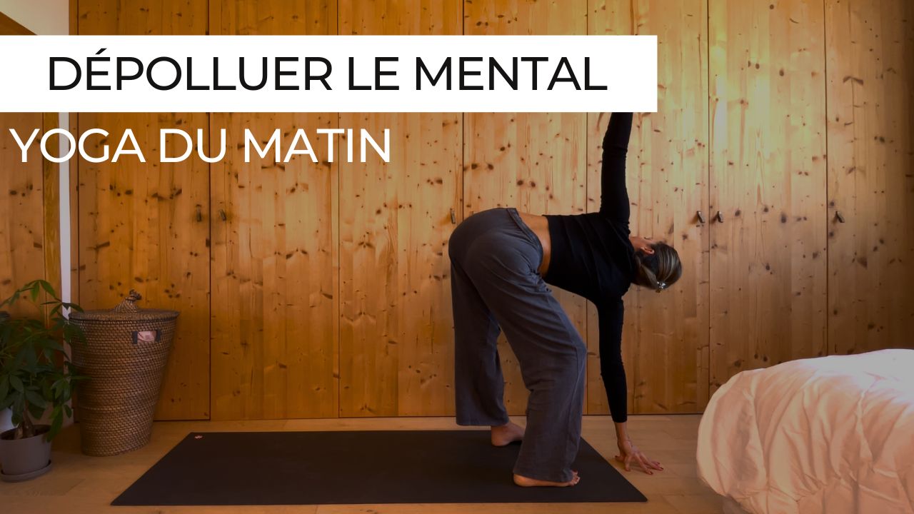 Marie en posture de torsion lors d'une séance de yoga du matin intitulée "Dépolluer le mental".