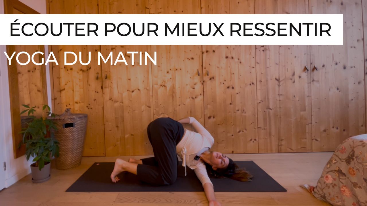 Marie pratiquant une séance de yoga du matin intitulée "Écouter pour mieux ressentir".