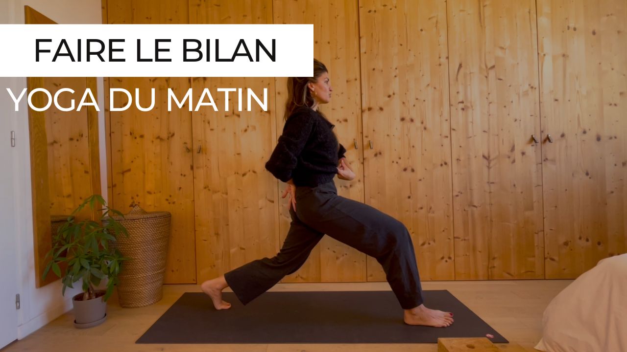 Marie en posture de fente haute lors d'une séance de yoga du matin intitulée "Faire le bilan".