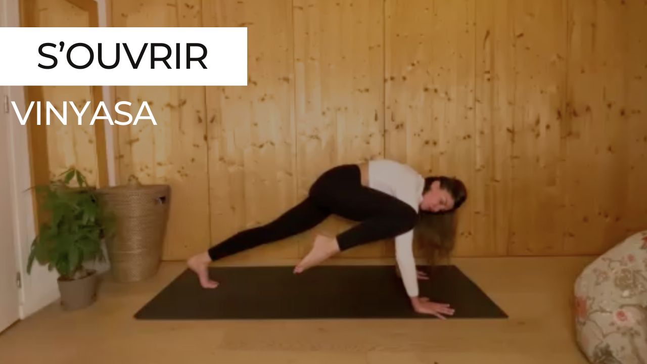 Marie en posture d’ouverture lors d’une séance de vinyasa intitulée "S’ouvrir".