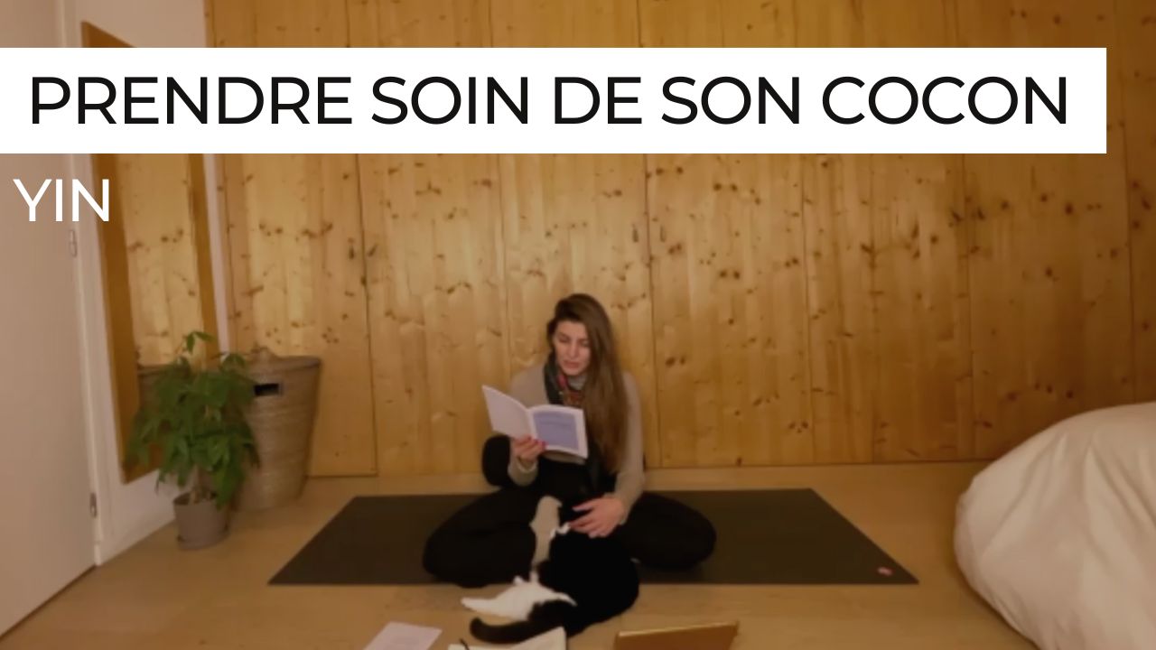 Marie en posture relaxante lors d’une séance de Yin Yoga intitulée "Prendre soin de son cocon".