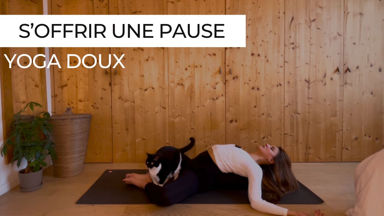 Marie pratiquant une séance de yoga doux intitulée "S'offrir une pause".