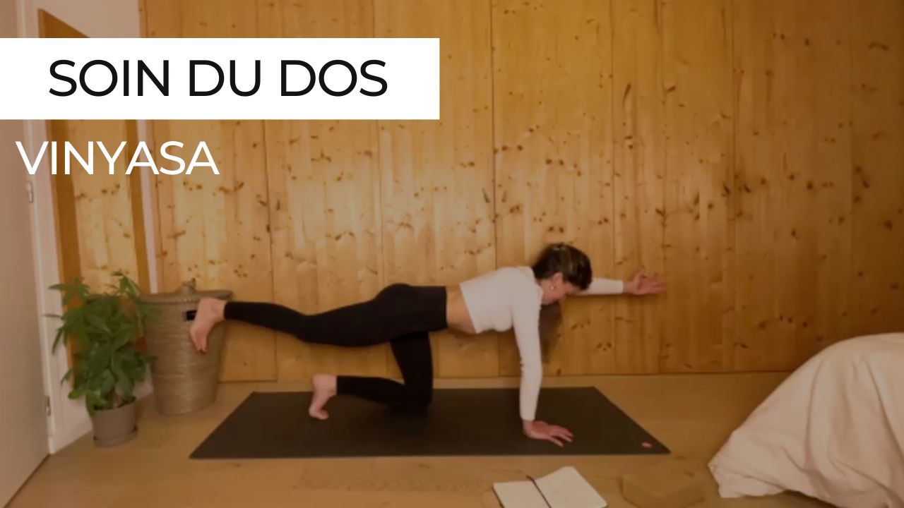 Marie guidant une séance de vinyasa intitulée "Soin du dos".